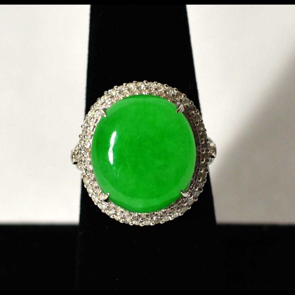 18k white gold with natural jade ring